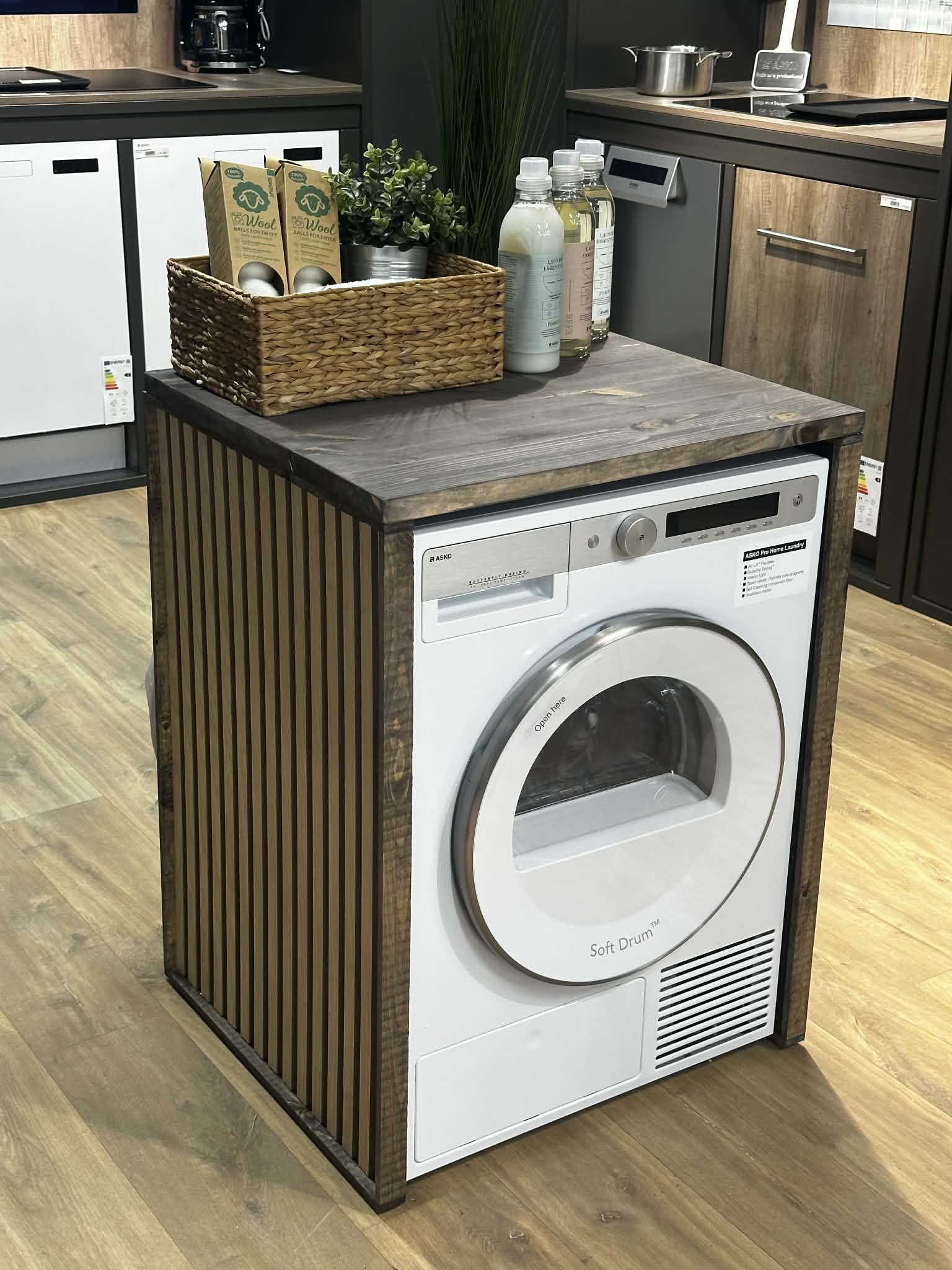 Klesvaskmøbel i mørkt tre